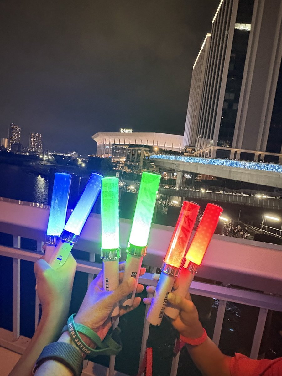 Chocolon8's tweet photo. ESCORT最終日、下2人と乗車🚄
ギリギリに着いちゃって、誰にも連絡取れずだったけど、ファミリー号車席でしっ��り座って乗車しました💚💙❤️
今日は横浜泊まりでホテルでまったりのんびり🏨
ハルくん近くに来てくれました🧡
次は東京ドームだぁ！！ https://t.co/bDQASy6ICJ
