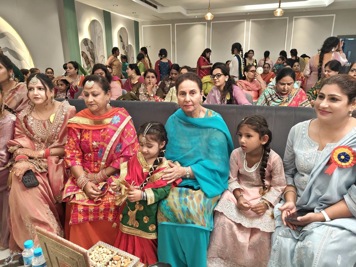 preneet_kaur's tweet photo. ਅੱਜ ਪਟਿਆਲਾ ਵਿਖੇ ਆਯੋਜਿਤ ਕੀਤੇ ਗਏ ਤੀਆਂ ਦੇ ਮੇਲੇ ਵਿੱਚ ਸ਼ਮੂਲੀਅਤ ਕਰਨ ਦਾ ਸੁਭਾਗ ਪ੍ਰਾਪਤ ਹੋਇਆ। ਤੀਆਂ ਸਿਰਫ਼ ਇੱਕ ਤਿਉਹਾਰ ਨਹੀਂ, ਸਗੋਂ ਪੰਜਾਬ ਦੀਆਂ ਧੀਆਂ-ਭੈਣਾਂ ਦੀਆਂ ਖੁਸ਼ੀਆਂ, ਚਾਵਾਂ, ਹਾਸਿਆਂ ਅਤੇ ਸਾਡੀ ਸੱਭਿਆਚਾਰਕ ਵਿਰਾਸਤ ਦਾ ਸੁੰਦਰ ਪ੍ਰਤੀਕ ਹਨ। https://t.co/TAP3oOW8F7