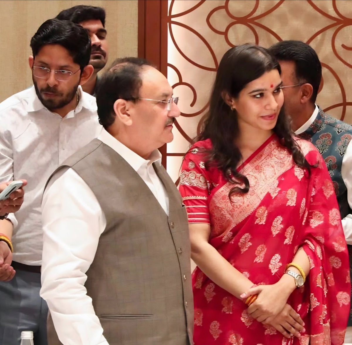 surya_samajwadi's tweet photo. JP नड्डा के बगल खड़े लड़के का एक वीडियो वायरल है जिसमे वो अखिलेश यादव को अपशब्द कह रहा है 

उसके पहले भी इसके कई वीडियो वायरल है जिसमे में राष्ट्रपिता महात्मा गांधी जी को भद्दी भद्दी गालियाँ दे रही है 

कुछ और वीडियो में ये हिज# बनकर मुज़रा करते हुए दिखायी दे रहा है 

अभी महामानव को किसी ने ऐसा कहा होता तो महामानव रो रोकर पूरा सोशल मीडिया भर देते 

पहले ख़ुद गालीबाजो को आगे बढ़ाएँगे ताकि वो विपक्षी नेता को गाली दे फिर बाद में फ़्राण्ड करके नौटंकी करेंगे
