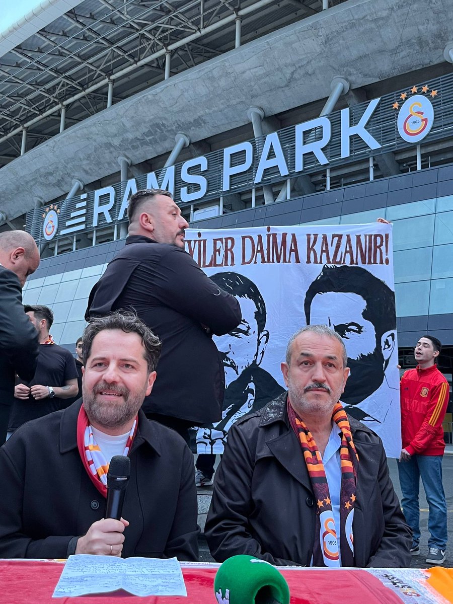 cemogs34's tweet photo. Erden Timur; belki bu dönem başkan olacaktı, içeri alındı, tek adaylı seçim yapıldı, rakip çıkmadı. Erden Timur çıktı.

Sabahattin Şirin; dünkü açıklaması dışında, mevcut yönetim için tehlikeliydi. Çünkü tribünler homurdanmaya başladı, ve her an “Yönetim İstifa” sloganı gelebilirdi. 

Şeytanın avukatlığını yapmış gibi olacak ama, bu işler hep Dursun Özbek’e yarayan işler. Aklımda deli sorular🤔