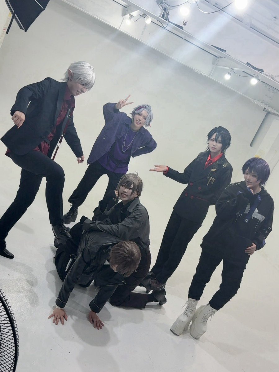 at3cru's tweet photo. ⚠︎︎cos.🏢
 本日撮影行ってきた〜〜!!!!
がーち安定に顔がいいメンツ大好き😭💖
カメラさんもアシも神がとうすぎて…

全員吹っ飛ばされる3秒前▶️
 #V_OVER https://t.co/h5Ue2ImD1f