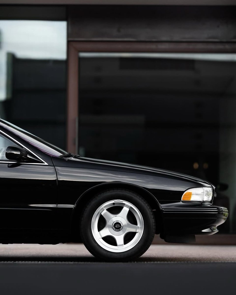 Radrxi19's tweet photo. Cop Car DNA with a Luxury Disguise: Beneath its sleek exterior, it relied on the legendary Caprice 9C1 Police Package suspension, upgraded with de Carbon gas shocks and 4-wheel disc brakes.
#Chevrolet #ImpalaSS #Caprice9C1 https://t.co/pSkQTMfhK8