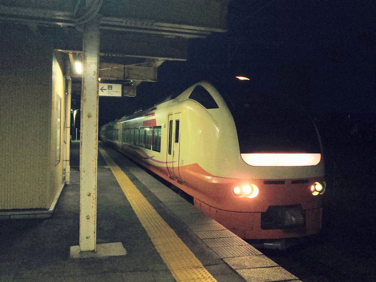 k_kohya's tweet photo. 村上21:4821:57ＪＲ東日本羽越線特急いなほ13号酒田行き13M
鶴岡23:00予定

新津から羽越線で村上へ。
村上からは特急ワープで鶴岡に向かいます。
村上を出てすぐデッドセクションとなり車内真っ暗に。 https://t.co/JPQhsEorEg