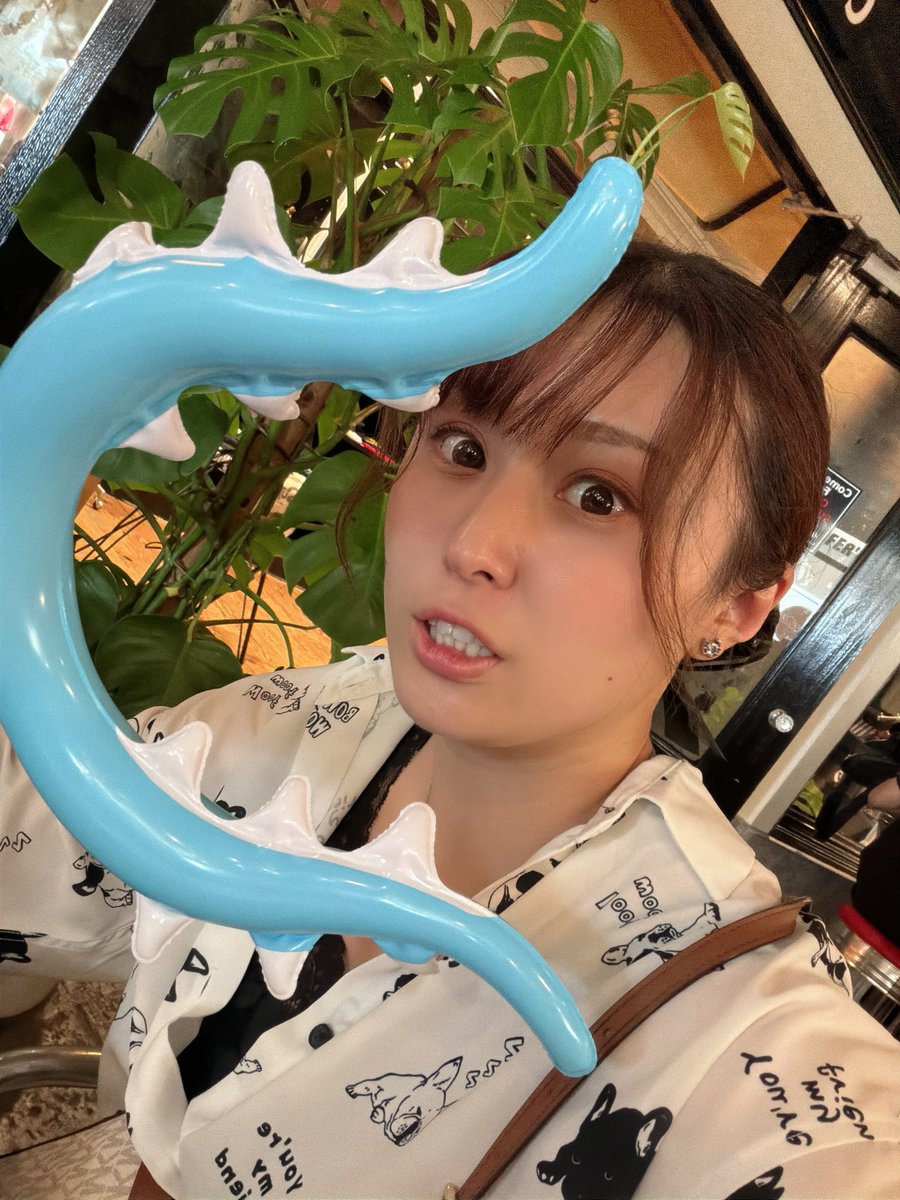 nojomiy's tweet photo. 誕生日にさすまたをプレゼントしてもらってテンション高め！ちいかわのおかげで楽しい誕生日が過ごせました！🎂

どんどん歳を重ねて感じるのは、自分の素晴らしさと愚かさのバランスが釣り合ってきたということです。

バランスのいい山本選手！！

これからの人生も……
 
なんとかなれーーーッ！ https://t.co/U2urUXmU1K
