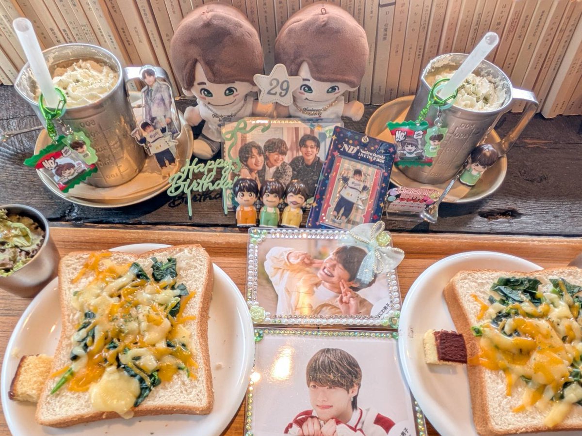 s958472009's tweet photo. #大橋和也誕生祭2026 は
いつものかずふぁむちゃんと
お祝いしてきました🎂
朝から激混み店内の片隅で
ガサゴソしながら！
日替わりの本日のトーストが
ほうれん草チーズで緑なの
嬉しかったなー💚
チーズも黄色とオレンジで
3人のお祝いになったかな💚🧡💛 https://t.co/JHgVOZFgjH