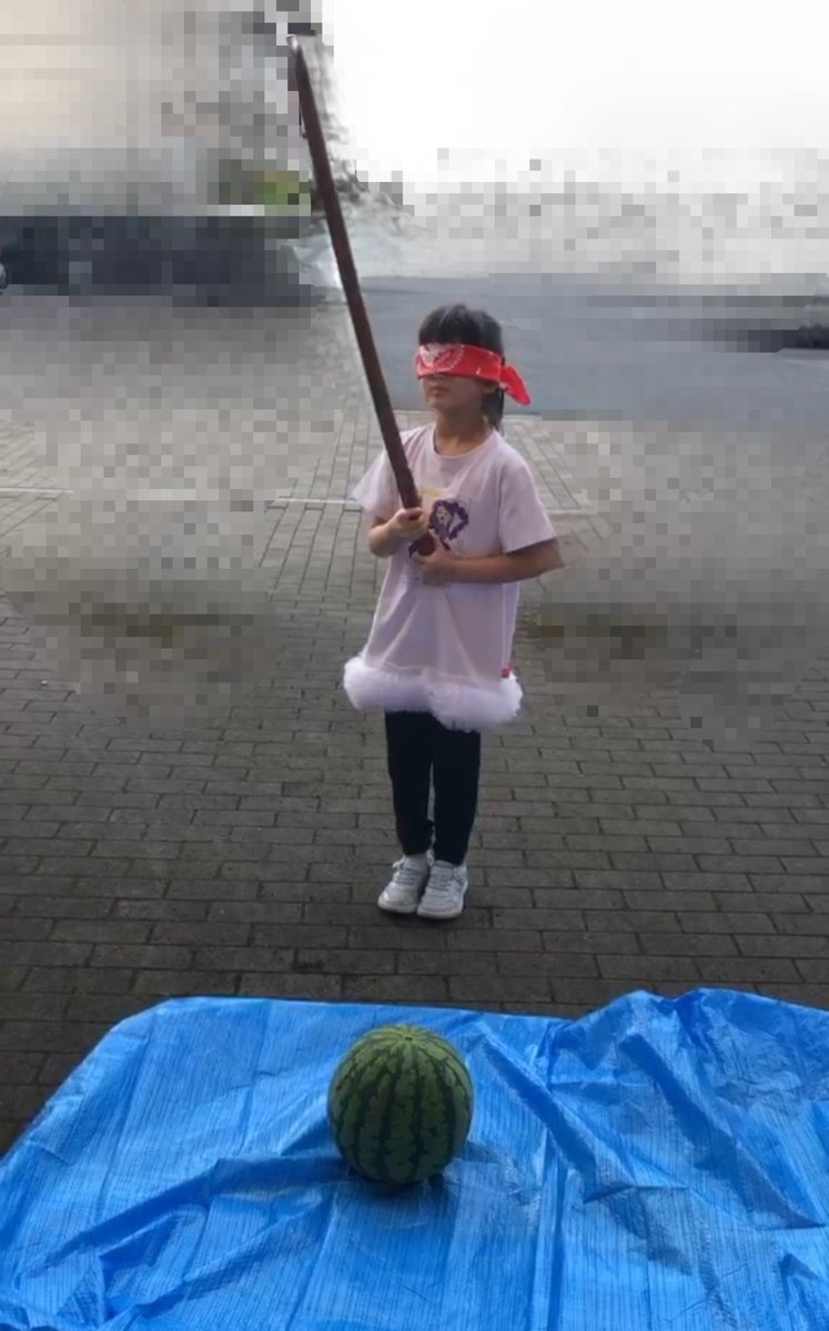 chiichoko0728's tweet photo. 今日は親戚の子を誘い、縁日で遊んだ後に念願のスイカ割りをやり大はしゃぎの娘さん🍉✨
はしゃぎ過ぎて割れたスイカをまるかじり😋
かじりながら歩き周り、躓いてスイカを落とす(実が下向き)
そして落ち込む😢
もう一連の流れがドリフみたいで、忘れなれない夏の思い出になりましたwww🤣 https://t.co/mPrjXe45pL