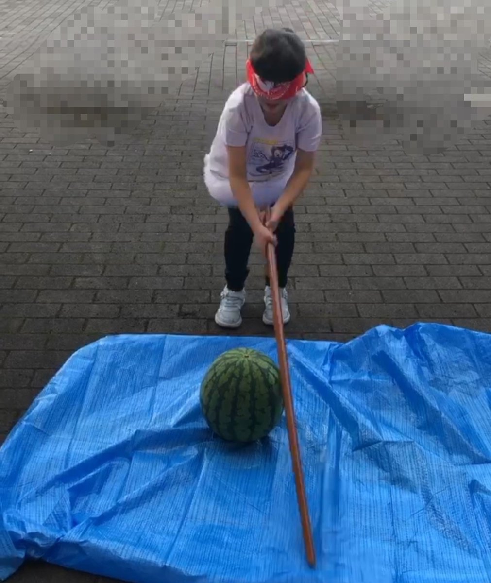 chiichoko0728's tweet photo. 今日は親戚の子を誘い、縁日で遊んだ後に念願のスイカ割りをやり大はしゃぎの娘さん🍉✨
はしゃぎ過ぎて割れたスイカをまるかじり😋
かじりながら歩き周り、躓いてスイカを落とす(実が下向き)
そして落ち込む😢
もう一連の流れがドリフみたいで、忘れなれない夏の思い出になりましたwww🤣 https://t.co/mPrjXe45pL