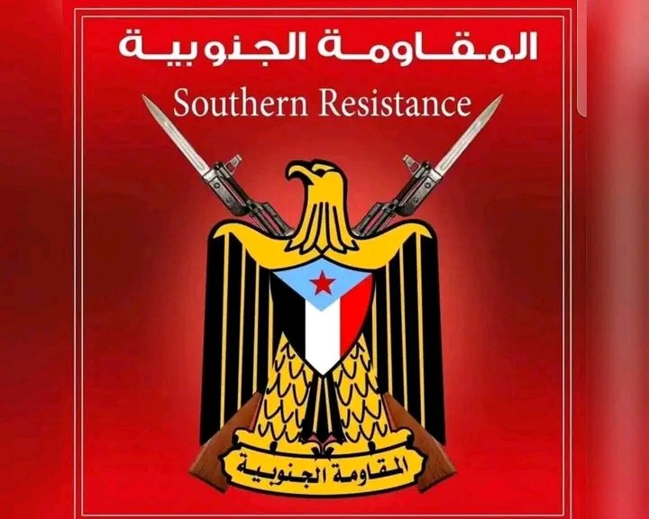AbwLy94032's tweet photo. #عاجل
بيان صادر عن المقاومة الجنوبية
الأحد 9 أغسطس 2026م

رسالة واضحة إلى الداخل والخارج، لا تحتمل التأويل أو المساومة:

تؤكد المقاومة الجنوبية أن شعب الجنوب العربي، وقواته المسلحة، ومقاومته الوطنية، ليسوا طرفًا في حروب الآخرين، ولن يكونوا وقودًا لمعارك تُدار بأوامر خارجية أو لخدمة أجندات لا تمت بصلة لمصلحة الجنوب وقضيته الوطنية.

وإن كانت هناك تهدئة أو هدنة قائمة مع جماعة أنصار الله، فإن الجنوب غير ملزم بفتح جبهات جديدة، أو تقديم أبنائه قرابين في معارك يقررها الآخرون ثم يطالبون الجنوب بتحمل نتائجها وتبعاتها.

ومن هنا نقولها بوضوح لا لبس فيه:

أي قوات تتحرك على أرض الجنوب بتوجيهات خارجية، وتنفذ أجندات لا تنبع من الإرادة والمصلحة الجنوبية، لا تمثل شعب الجنوب، ولا يحق لها الحديث باسمه، مهما حملت من مسميات أو شعارات أو ادعت من شرعيات.

لن نقبل أن تتحول أرض الجنوب إلى منصة لإدارة صراعات الآخرين، ولن نقبل أن يُستخدم أبناؤنا كأدوات في مشاريع إقليمية ودولية لا تعترف بحق الجنوب ولا تحترم إرادة شعبه.

ومن يريد الحرب مع خصومه، فليتحمل مسؤولية قراره، وليقاتل بقواته وتحت رايته وعلى أساس أهدافه الواضحة. أما محاولة جرّ الجنوب إلى معارك لا تخدم قضية الجنوب، ولا تحمي شعبه، ولا تستعيد أرضه، فذلك مرفوض رفضًا قاطعًا.

وفي المقابل، فإن التزام الجنوب بأي تهدئة لا يعني الضعف، ولا الاستسلام، ولا التخلي عن حقه في الدفاع عن أرضه وشعبه وحدوده وثرواته. كما لا يعني بأي حال من الأحوال التنازل عن القضية الجنوبية أو المساومة على حق شعب الجنوب في تقرير مصيره واستعادة دولته.

ونحذر كل من يعتقد أن المال أو السلاح أو الضغوط السياسية أو الأوامر الصادرة من الخارج يمكن أن تصنع إرادة جنوبية مصطنعة، أو تفرض وصاية جديدة على شعب الجنوب.

لقد انتهى زمن الوصاية.

والجنوب ليس مزرعة لأحد، ولا ساحة مستباحة، ولا قوة احتياطية تُستدعى عند الحاجة ثم يُتجاهل حقها عندما يحين وقت القرار.

رسالتنا واضحة:

نحن مع أمن الجنوب واستقراره.
نحن مع حماية أرض الجنوب وحدوده وثرواته.
نحن مع قرار جنوبي مستقل لا يخضع للإملاءات.
نحن نرفض أن تُستخدم القوات الجنوبية في أي حرب لا يقررها الجنوب ولا تخدم قضيته.

ونقولها للمرة الأخيرة:

الجنوب وحده يقرر من يقاتل، ومتى يقاتل، ولماذا يقاتل، وتحت أي راية يقاتل.

أما قرار الجنوب، فلا يُؤخذ من الرياض، ولا من طهران، ولا من صنعاء، ولا من أي عاصمة أخرى.

قرار الجنوب يُصنع على أرض الجنوب، وتحدده إرادة شعب الجنوب وحده.

ومن يتجاوز إرادة هذا الشعب، أو يحاول الالتفاف عليها، أو استخدام أرضه وقواته لتحقيق أهداف الآخرين، فعليه أن يتحمل مسؤولية ما يترتب على ذلك.

صادر عن: المقاومة الجنوبية
الأحد 9 أغسطس 2026م

#العصيان_المدني_السلمي_الجنوبي