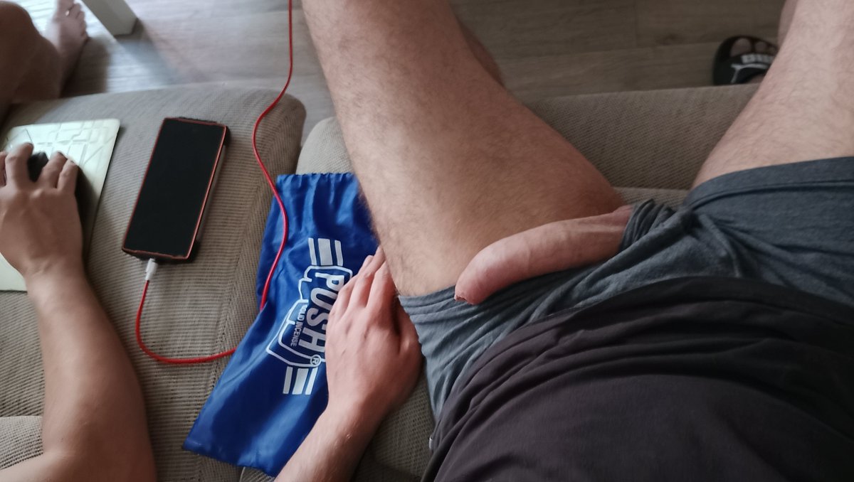 aernus94700's tweet photo. Dimanche après midi à geeker sur le canapé 🍆😈💻 avec #MaQueue et pas que 🐷🌈 et vous ? Ça se passe comment ?
@MaQueue_fr 
@MaqueueLPB 
@FrenchGaymer
@FrenchiesCocks https://t.co/peKLiled1H