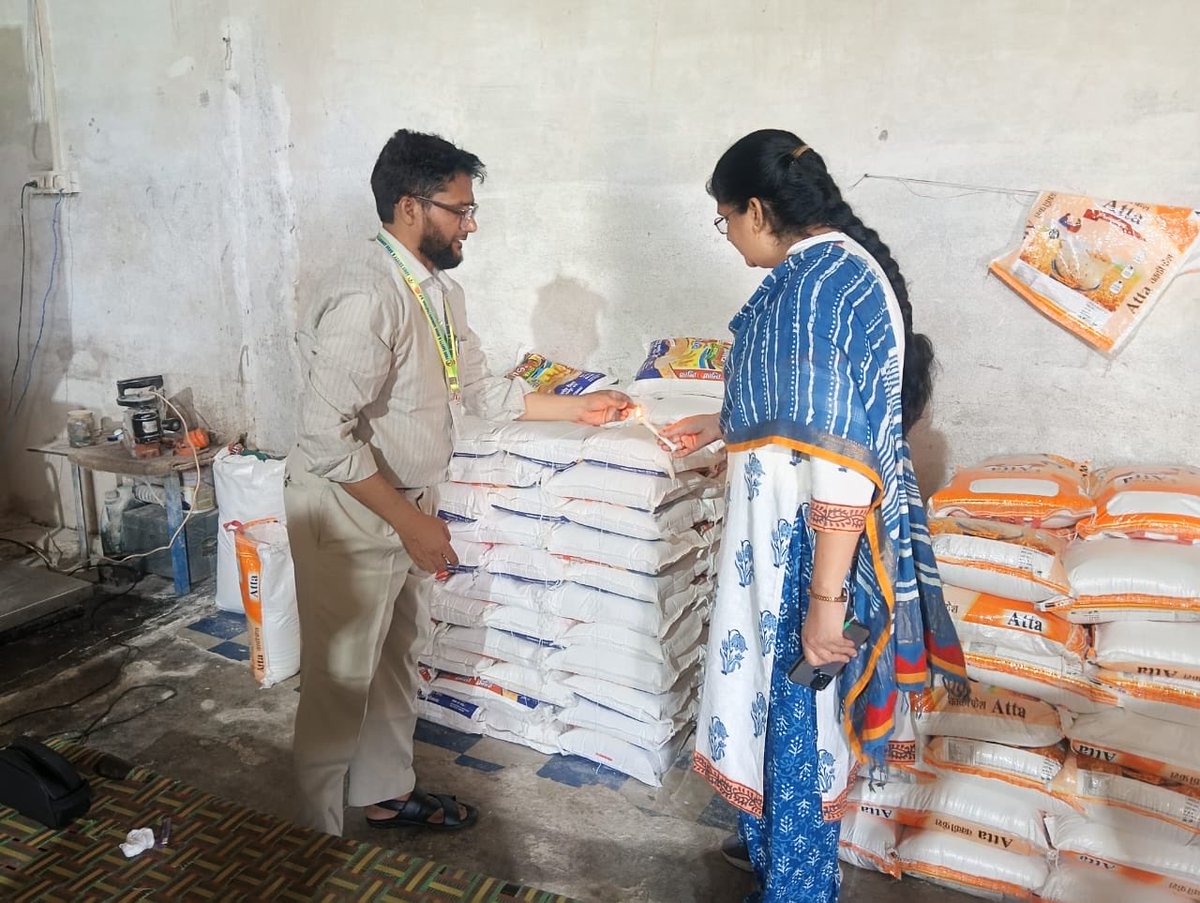 fssaiindia's tweet photo. #UttarPradesh #Kanpur 
@UPFSDA  inspected Vaibhav Flour Mill in Kanpur Nagar, uncovering severe compliance violations. 3 samples collected for lab analysis and 4,300 kg flour seized. #FSSAIinStates https://t.co/Us3EXwJak3