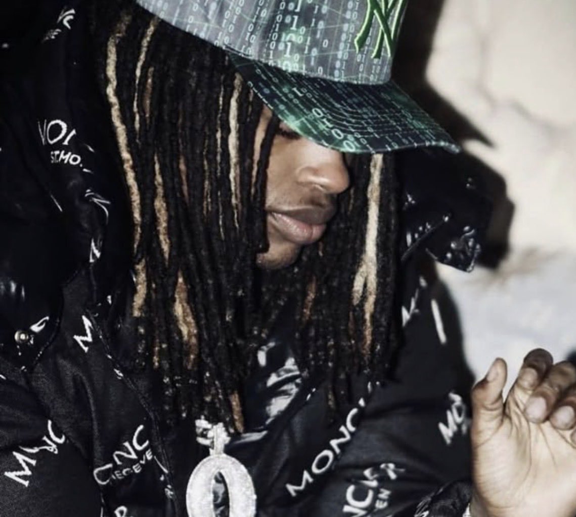 RapCatchUp's tweet photo. Happy Birthday to Legendary Chicago Drill rapper #KingVon, real name Dayvon Daquan Bennett. 

He Iost his l*fe back in 2020 when he was 26 years old, but he would have turned 32 Years Old today 🎂🕊️👑 https://t.co/RDi2Wj5HPZ
