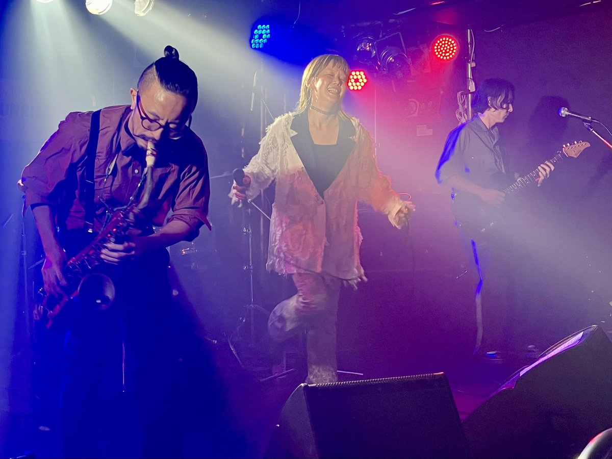uta_aya's tweet photo. 昨夜は、The mammy rowsの10周年＆NEWアルバムリリースパーティーのため両国SUNRIZEへ。ざまみさん、最高すぎます！大好きです♡とにかく楽しくて、自然と笑顔になってしまう。ライブで撮った写真を見返しているだけでも笑顔が溢れちゃう(笑)幸せな気持ちにさせてくれる、最高のバンドです！ https://t.co/KNLImDiS3K