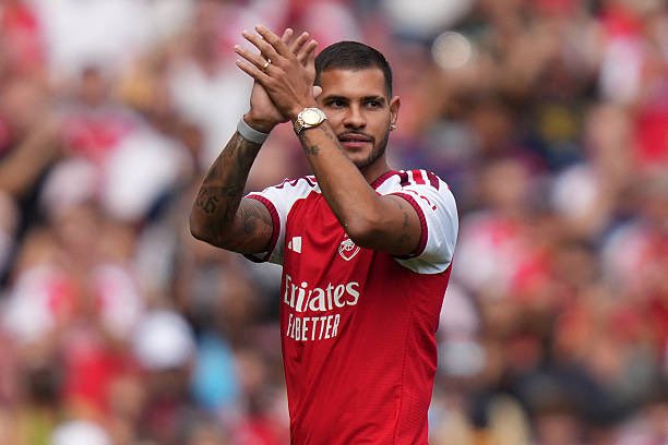 ActuFoot_'s tweet photo. Bruno Guimaraes 🇧🇷 a été présenté aux supporters d’Arsenal 👋❤️🤍 https://t.co/sCiQj3oXqj