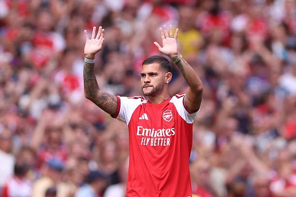 ActuFoot_'s tweet photo. Bruno Guimaraes 🇧🇷 a été présenté aux supporters d’Arsenal 👋❤️🤍 https://t.co/sCiQj3oXqj