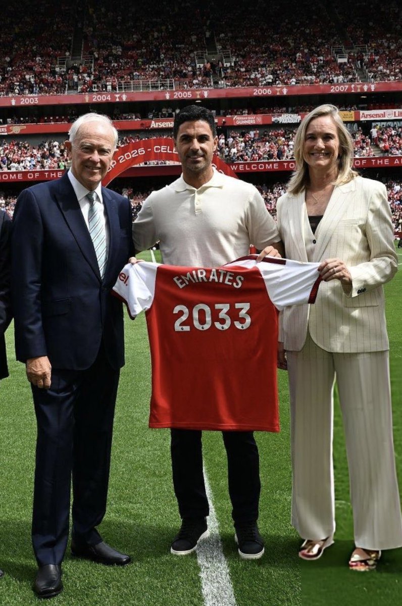 ArsenalN7's tweet photo. Mikel Arteta presented with a special 2033 shirt ahead of the Borussia Dortmund friendly, celebrating Arsenal’s extended partnership with Emirates ⚪️🔴 https://t.co/JaAtRYR6rb