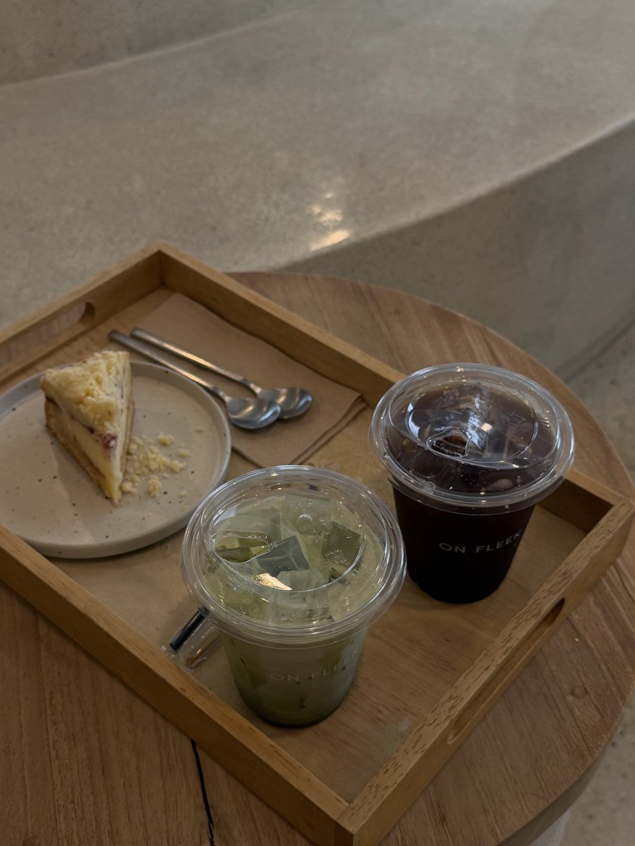 tanachot42's tweet photo. 🖤🥤🍰☔️ https://t.co/USMdSJyoBq