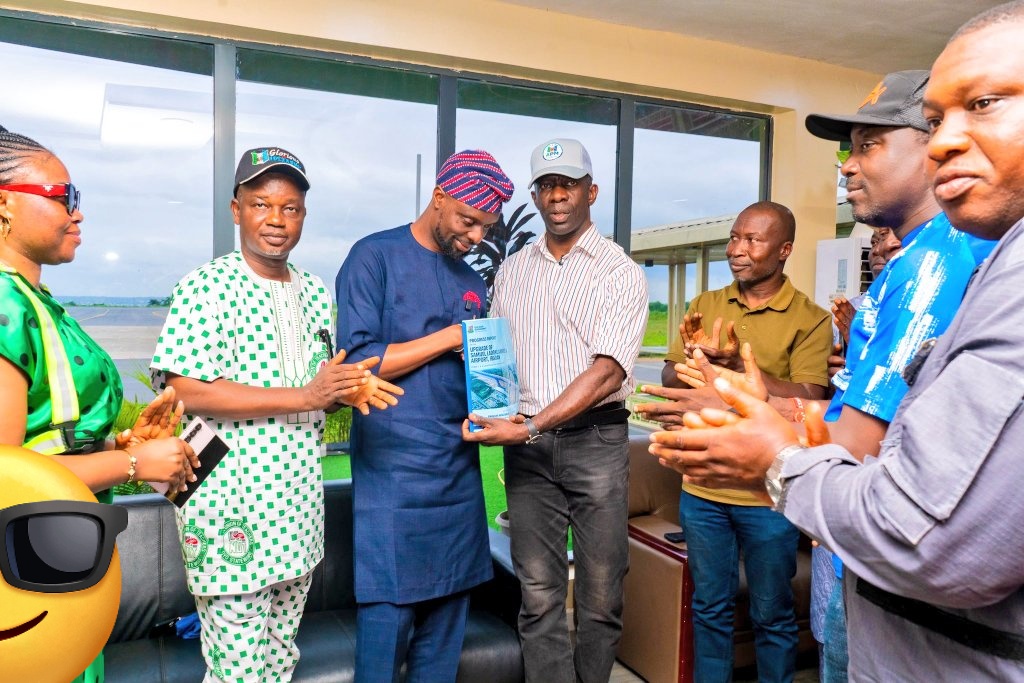 seunibk01's tweet photo. @adekanmbi_bimbo Na oriyomi's wife be that in green. Ask @OriyomiHamzat_ who gave his wife that opportunity to serve as a part of the ongoing upgrading of the Ibadan Airport. Oriyomi is an ingrate. Seyi Makinde picked Seyi Akinbohun up from a corper &amp; built her up to what she's today. Fact! https://t.co/xeKvsBa7kv