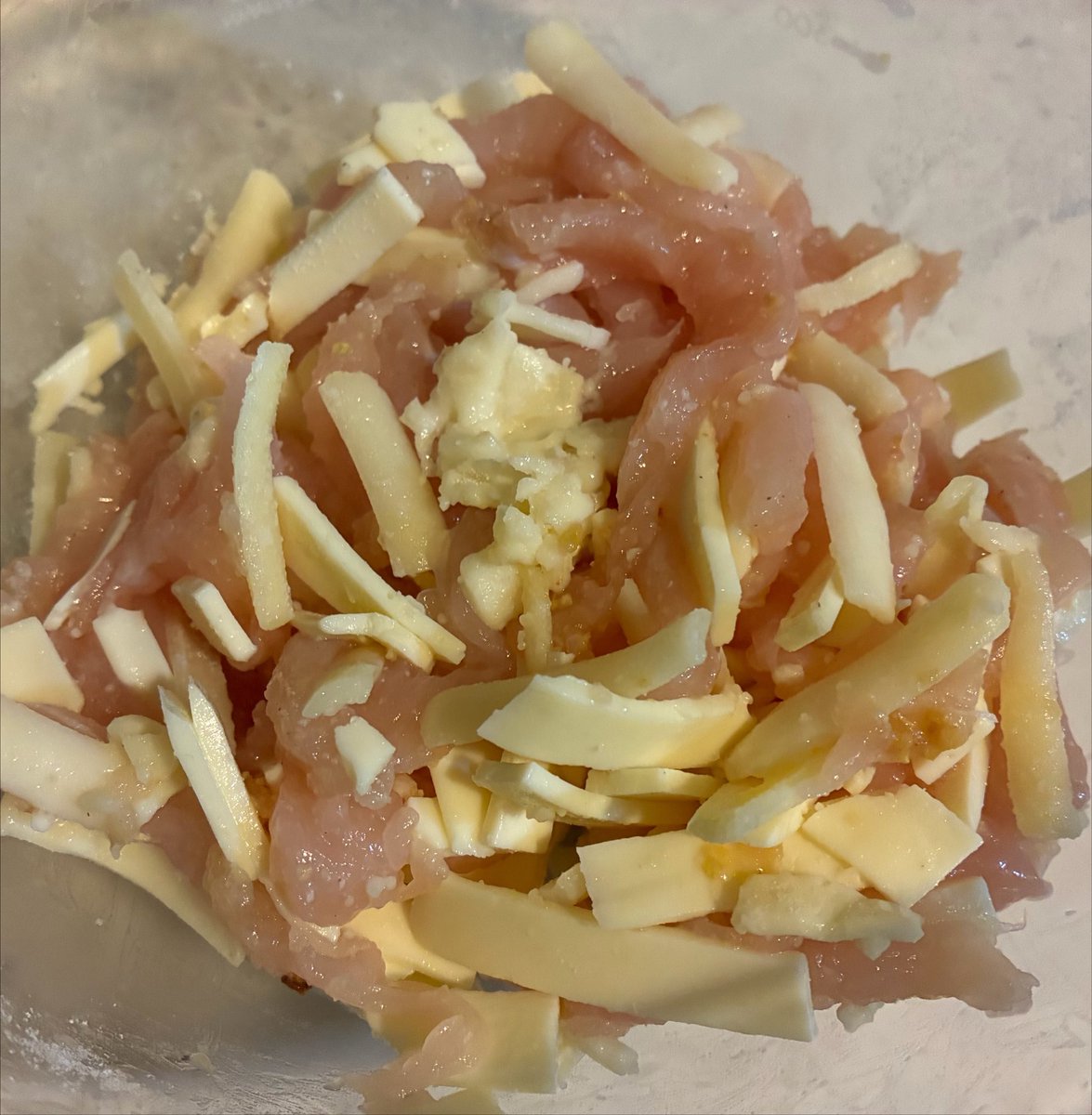 MITOYA_kzk's tweet photo. 今日解凍した
筋なしササミ
以前作ったササミのチーズ焼きに
ササミは細く切り1/2長さに
塩胡椒、チーズ、コンソメ、オオバコ
混ぜて両面カリッと
焼くだけ
サラダと合わせて https://t.co/NhdqqhK2Rt