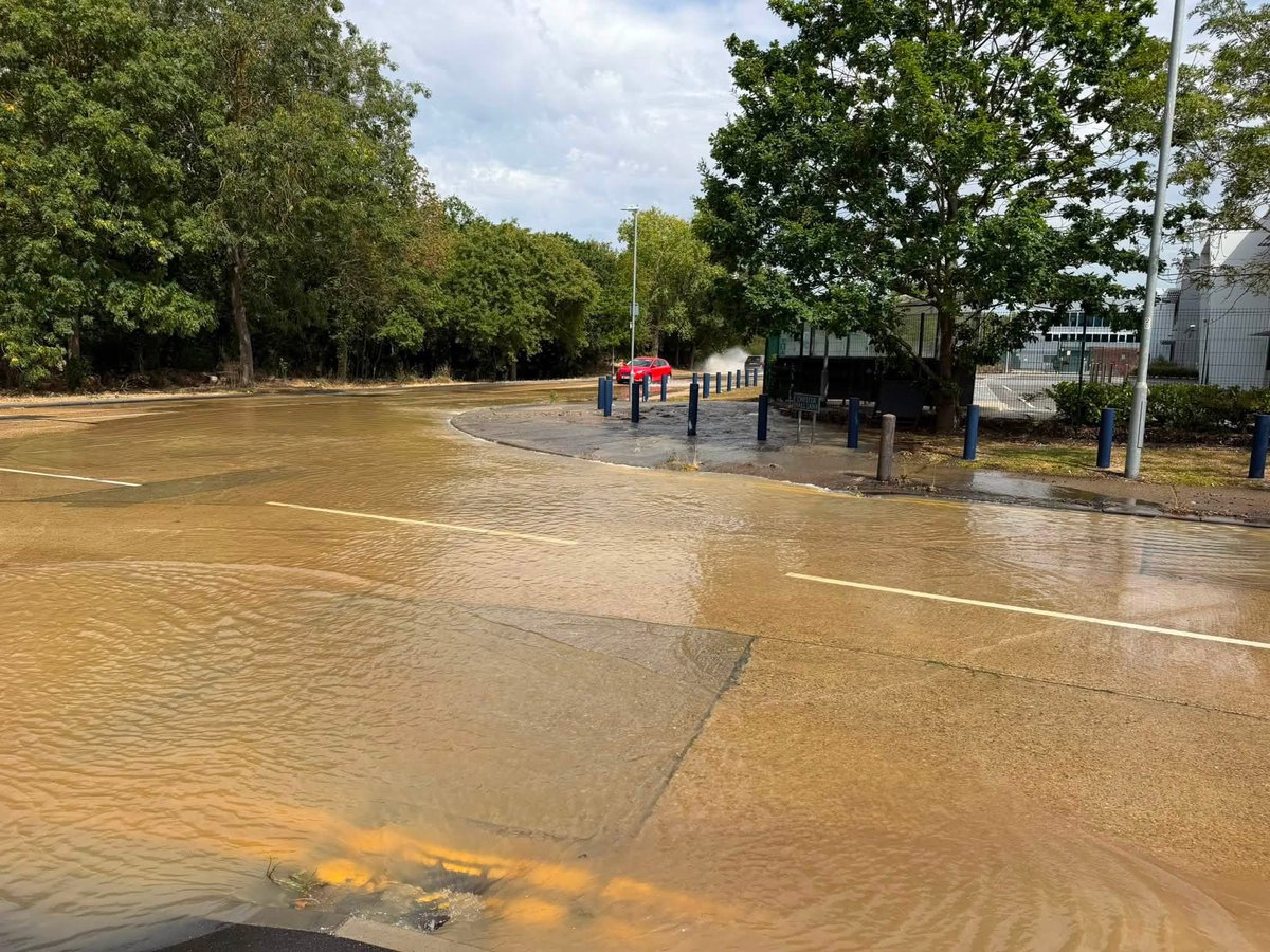sirrah1972's tweet photo. @eswater_care reported 15 min ago. And somebody else reported nearly 2 hours ago. Water is flowing like a river at the end of Chester hall lane Basildon. It’s bad real bad &amp; will affect surrounding businesses. Urgent attendance is needed https://t.co/lvWAuUTRnL