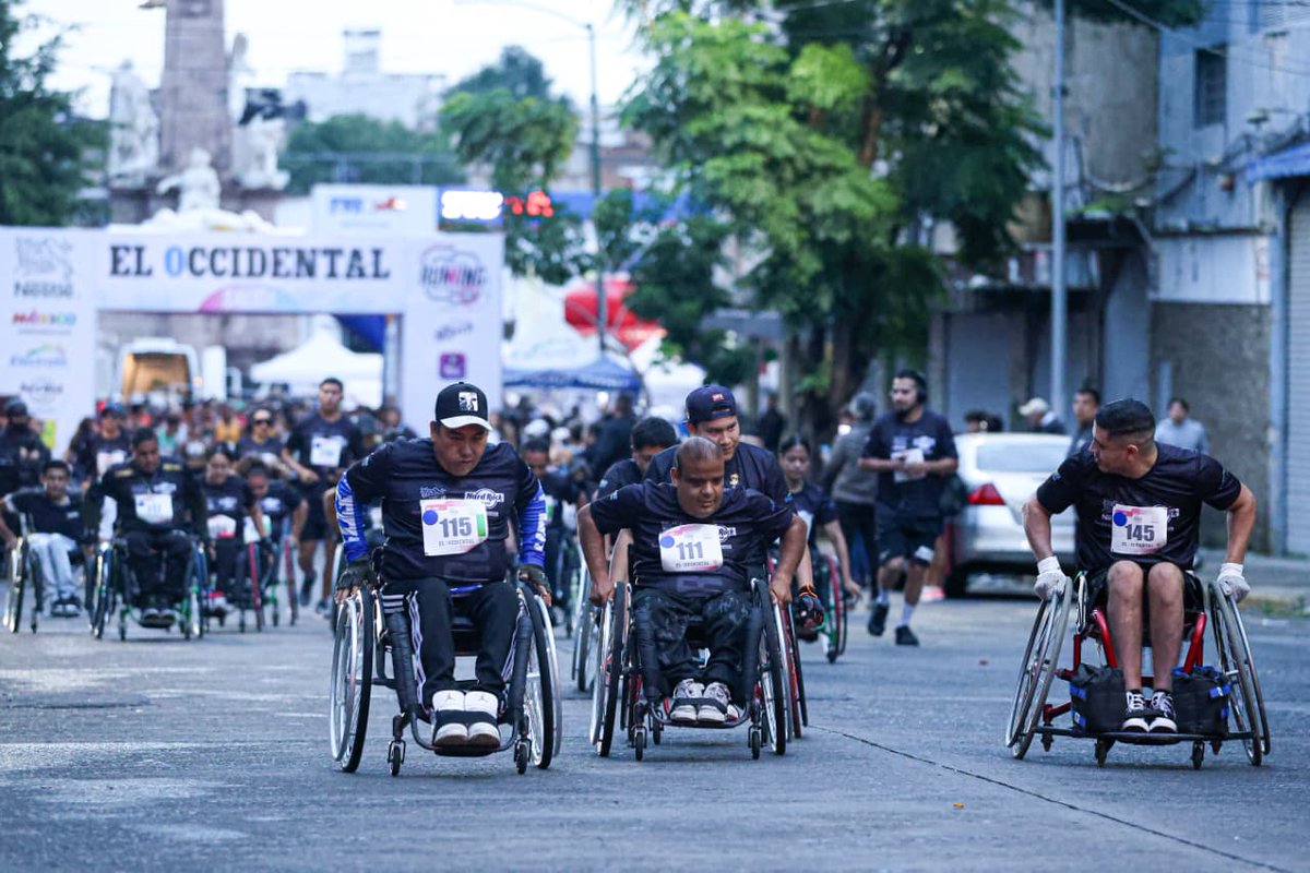 ELOCCIDENTAL's tweet photo. 🏃‍♀️🏃‍♂️🔥 ¡Así se vive el Circuito Running OEM El Occidental! 🏁

Cada kilómetro dejó grandes momentos y estas fotografías capturan parte de la emoción que se vive durante esta gran jornada. ✨

📸 David Tamayo / El Occidental https://t.co/VV2SwrwBae