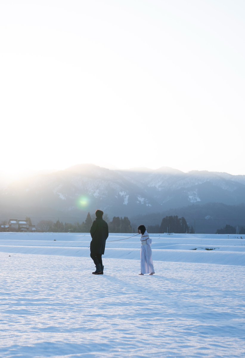 kasukabekitaro's tweet photo. 「縄で引かれて雪道を延々と歩かされる人」を撮りたかったけど、自分が画面に登場しながらリモート撮影で写真撮るのはやっぱり無理すぎですね。もうちょっと良くしたかった。色々惜しい。 https://t.co/ixaoqkBRWi