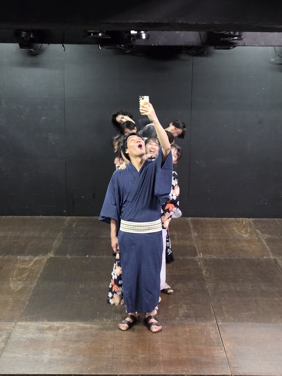 ichigekiya_east's tweet photo. 日曜日長谷川です！

#壱劇屋東京支部向上委員会  2日間ありがとうございましたー！！
熱狂的な盛り上りを見せたコーナーの数々。
オペ席からも堪能しておりました！！

で！！！！！！
ここで皆さんに耳寄りリーク情報なんですけど…！！！
某『ショート』動画投稿アプリ用に何か準備してたんで…。
こっそりその様子を激写…！！
続報を待て…！なので、引き続きチェックしててくださいねぇ……！！！