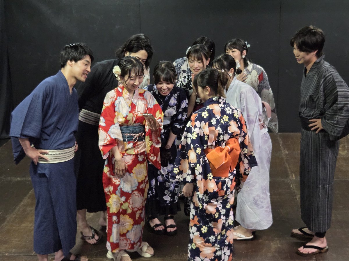 ichigekiya_east's tweet photo. 日曜日長谷川です！

#壱劇屋東京支部向上委員会  2日間ありがとうございましたー！！
熱狂的な盛り上りを見せたコーナーの数々。
オペ席からも堪能しておりました！！

で！！！！！！
ここで皆さんに耳寄りリーク情報なんですけど…！！！
某『ショート』動画投稿アプリ用に何か準備してたんで…。
こっそりその様子を激写…！！
続報を待て…！なので、引き続きチェックしててくださいねぇ……！！！