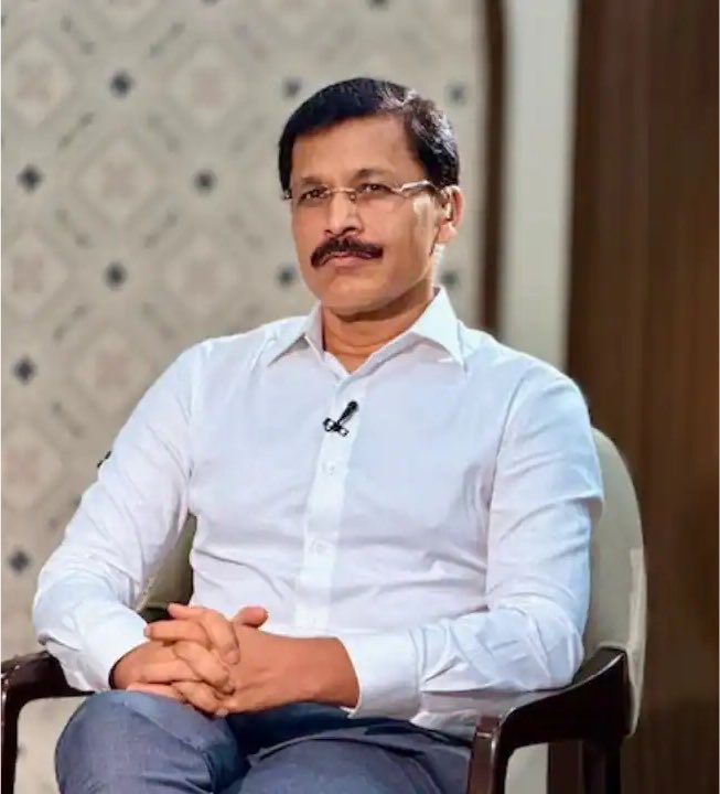 RoshanKrRaii's tweet photo. Unreal fear in Maharashtra among restaurants doing shady practices and risking lives of people with food adulteration.

One man, all it took was one man with authority to do his job honestly and the whole industry has started shaking.

Imagine if all IAS officers started doing their jobs honestly.

We need more Tukaram Mundhes to clean the rot 👏