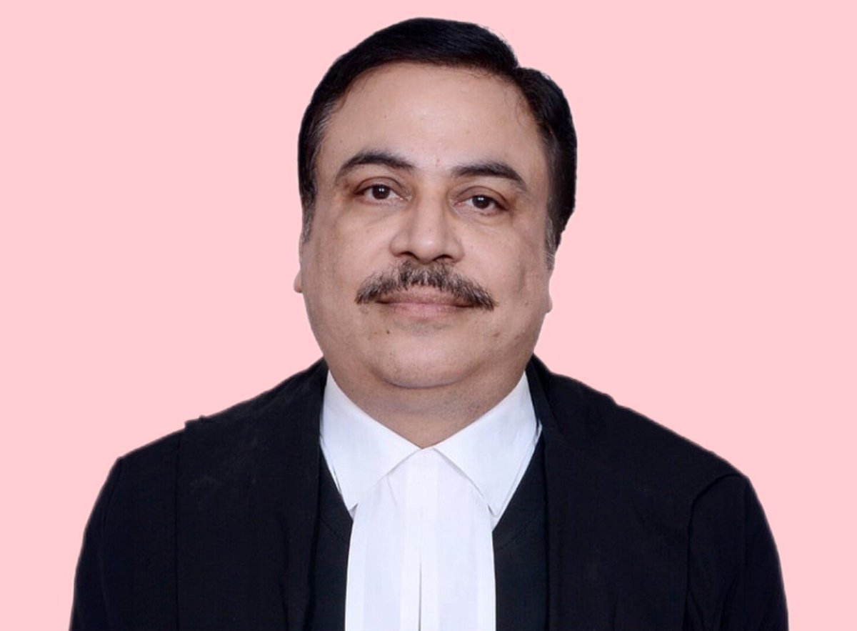 SurajKrBauddh's tweet photo. बधाई हो, कॉलेजियम हुआ है। 🎉

सुप्रीम कोर्ट कॉलेजियम ने बॉम्बे हाई कोर्ट के चीफ जस्टिस के लिए जस्टिस MC Tripathi का सिफारिश किया है।

न्यायिक नियुक्तियों में जब तक SC, ST, OBC की भागीदारी नहीं होती है, तब तक अन्याय जारी रहेगा।

कॉलेजियम देश की न्याय व्यवस्था के लिए एक कलंक है। https://t.co/hqXHTsjt10