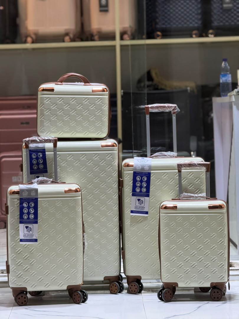 fatee_modibbo's tweet photo. Luxury Luggage set 
By 5
Price : 110k ( 110,000)
Location: kano state 
Delivery is nationwide 
Call or WhatsApp 📞 08069175213 to order https://t.co/Y5F15vjAP5