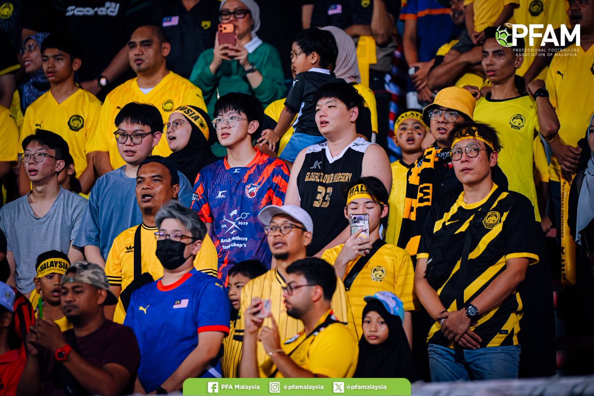 pfamalaysia's tweet photo. Antara detik menarik yang sempat dirakam malam tadi di Stadium Bola Sepak Kuala Lumpur, Cheras menyaksikan kehadiran 12,734 penyokong yang membanjiri venue bagi menyaksikan perlawanan AFF Hyundai Cup menentang Filipina 🏟️⚽

📸 | Mohd Ezwan Mohd Salleh untuk PFA Malaysia https://t.co/NAt9HBTnoV