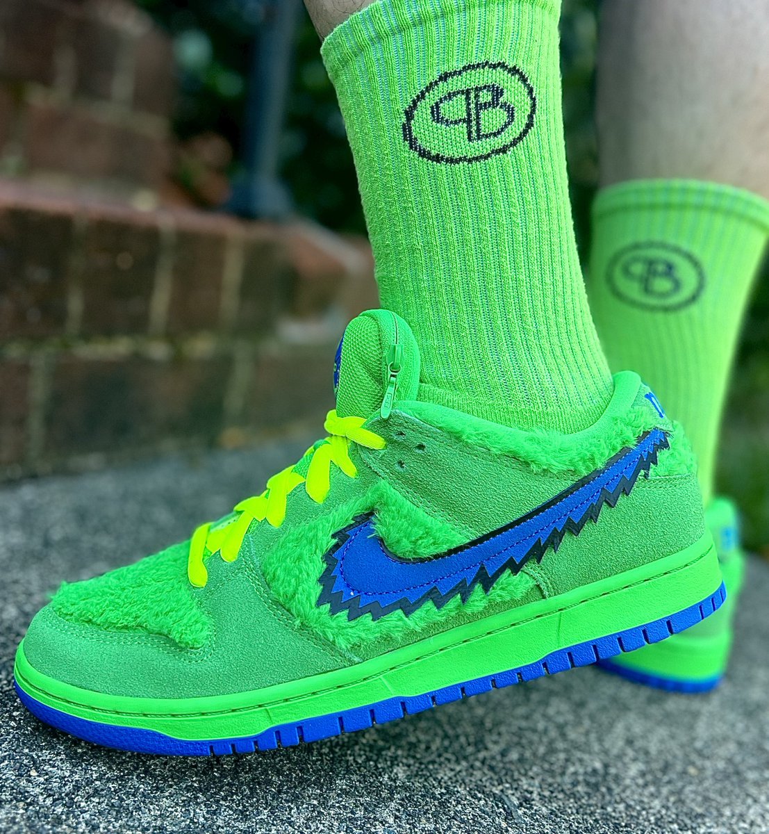 SneakerTweeker's tweet photo. Off to my Grandfatherโs 94th Birthday party. Time to show these folks how itโs done. Mean, green, & hair to be seen. Nike SB Grateful Dead Dunkโs on foot. @nikestore @nikesb #yoursneakersaredope #KOTD #SNKRSkickcheck #photographyisart #wearyourkicks #DunksforDays #SNKRS https://t.co/DBsUhTvxqy