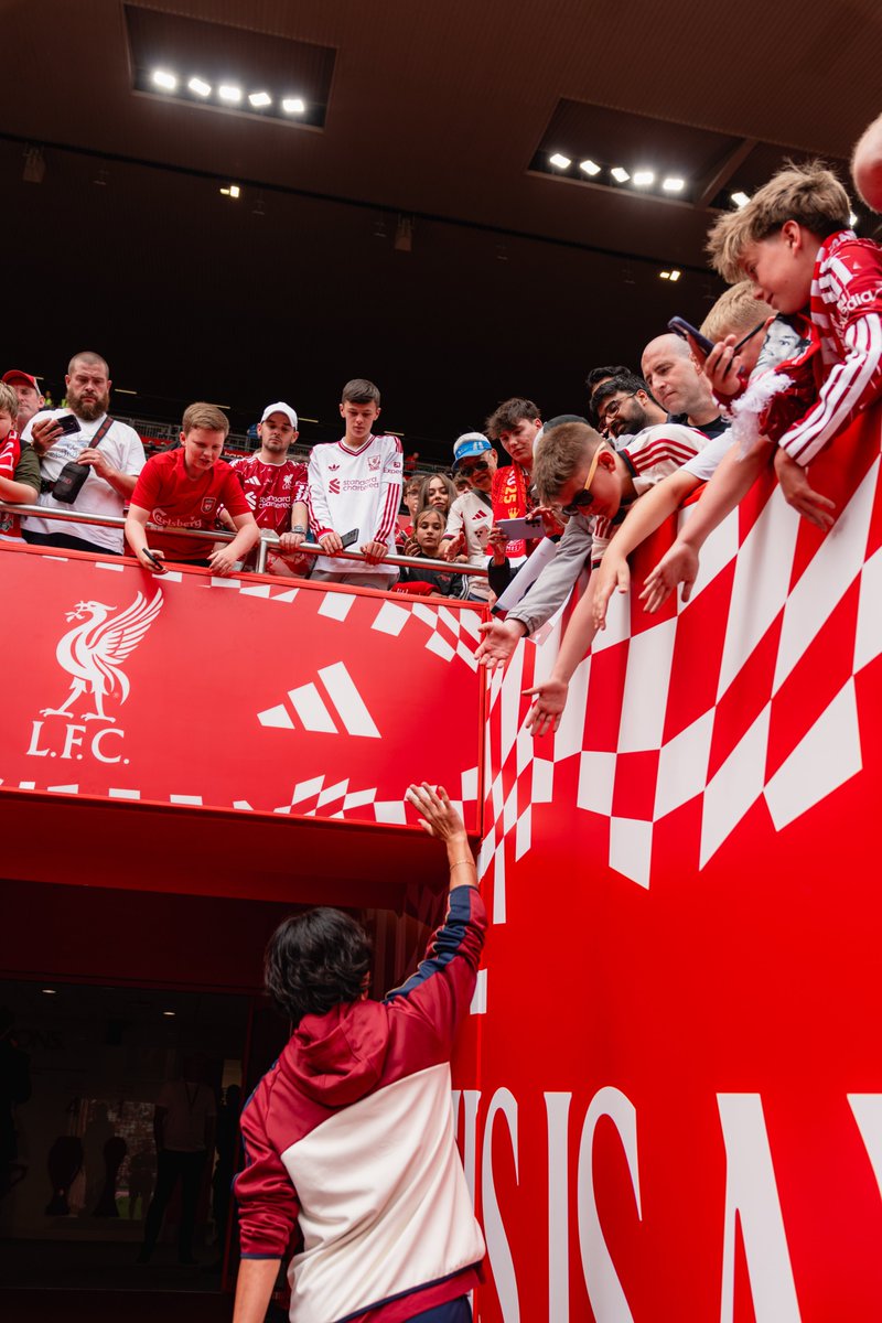 LFCJapan's tweet photo. アンフィールドに帰ってきたタキ！🇯🇵🔴 https://t.co/D6xTCQm3CL
