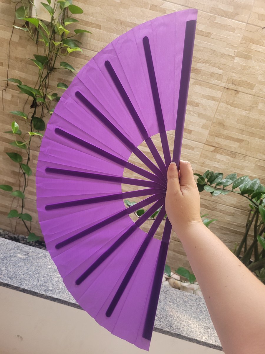 ErikaAthayde's tweet photo. Leque, tanto pra ventilar quanto pra fazer barulho hahahah, Roxinho porque clarinho que sim
Foi 10,54 https://t.co/1ekrdb30Fn
