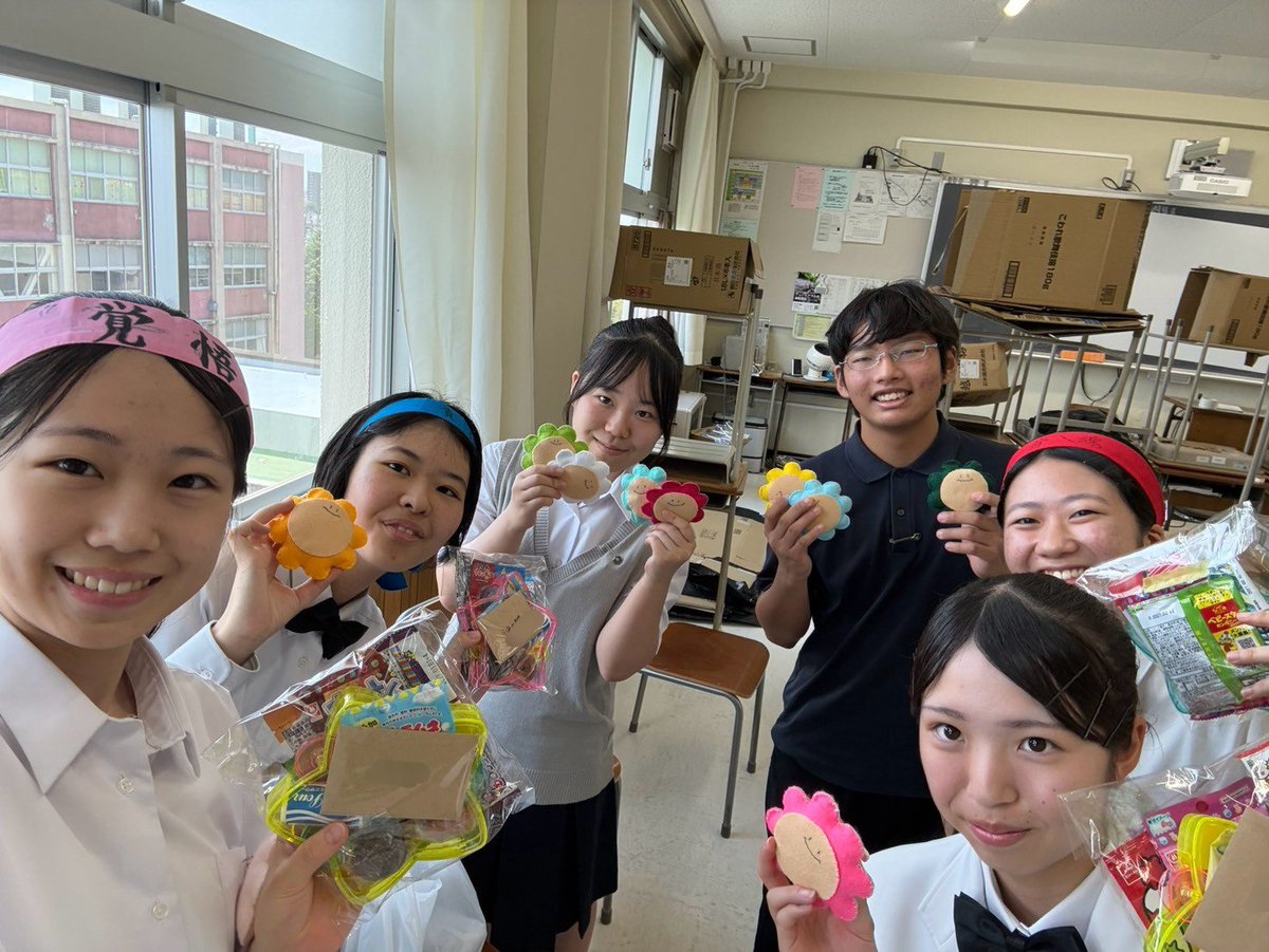 koshikitaband's tweet photo. 今日は11日に控えるAの県大会に向けて、Dのメンバーからの壮行会が行われました！
各パート気持ちの込められたプレゼントを受け取り、より士気が高まりました❤️‍🔥
県大会まで【あと2日】となりました。
ぜひ応援のほどよろしくお願い致します！ https://t.co/uEHWQv70TY