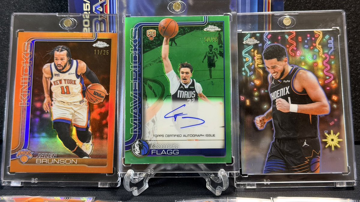 rt_rider_my's tweet photo. 今日、Mint大丸心斎橋店で抽選に当たったTopps Chrome UPDATEの Hobby1箱を買った結果

Cooper Flagg Green Parallel /99 Auto
Jalen Brunson Orange Parallel /25
Devin Booker Celebracion
が出た、、、
その他にもTop Rookieのカードも！
またまた最高のBoxありがとうございました！
#Topps #NBA https://t.co/bmgfEIdX9t