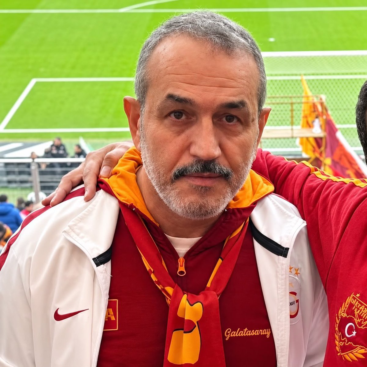ToplumsalMht103's tweet photo. UltrAslan lideri Sebahattin Şirin’e gözaltı kararı! 

Galatasaray taraftar grubu UltrAslan'ın tribün lideri Sebahattin Şirin hakkında gözaltı kararı verildi. Şirin, dün yaptığı paylaşımda Akın Gürlek'in adını anmıştı.

Şirin'e yöneltilen suçlamalar şöyle:

📍"Uyuşturucu madde bulundurma ve kullanma"
📍"Halkı yanıltıcı bilgiyi alenen yayma"
📍"Örgütlü karaborsa bilet dolandırıcılığı"