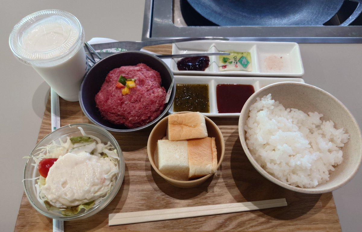 kusatsuJCT's tweet photo. 那須千本松牧場🐄

ハンバーグをトングで掴んで焼くらしい！
とっても美味しかった〜
静岡のところも好きだけど、ここも美味しい！

あ、あれ…
や、痩せる気ある？(笑

＃草津JCT
＃千本松牧場 https://t.co/p14dO5iKqg