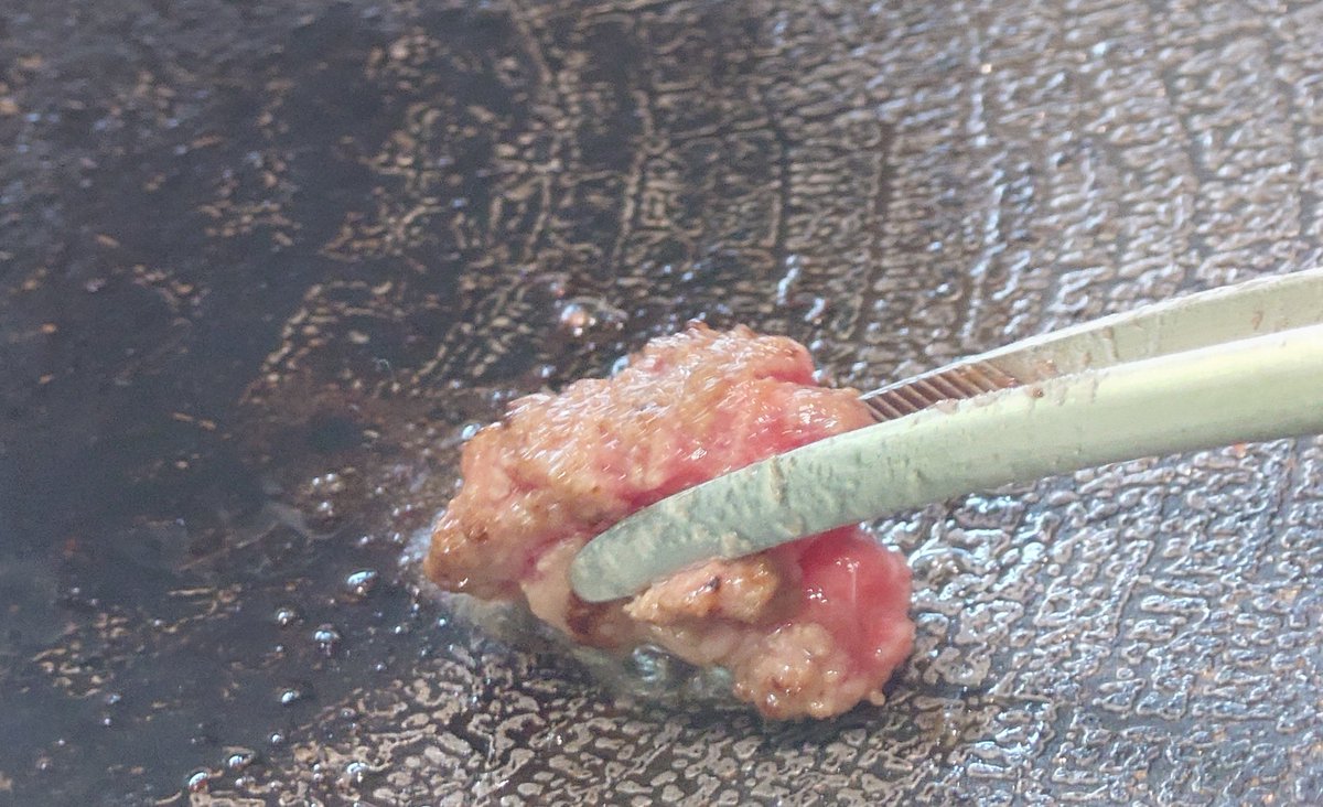 kusatsuJCT's tweet photo. 那須千本松牧場🐄

ハンバーグをトングで掴んで焼くらしい！
とっても美味しかった〜
静岡のところも好きだけど、ここも美味しい！

あ、あれ…
や、痩せる気ある？(笑

＃草津JCT
＃千本松牧場 https://t.co/p14dO5iKqg