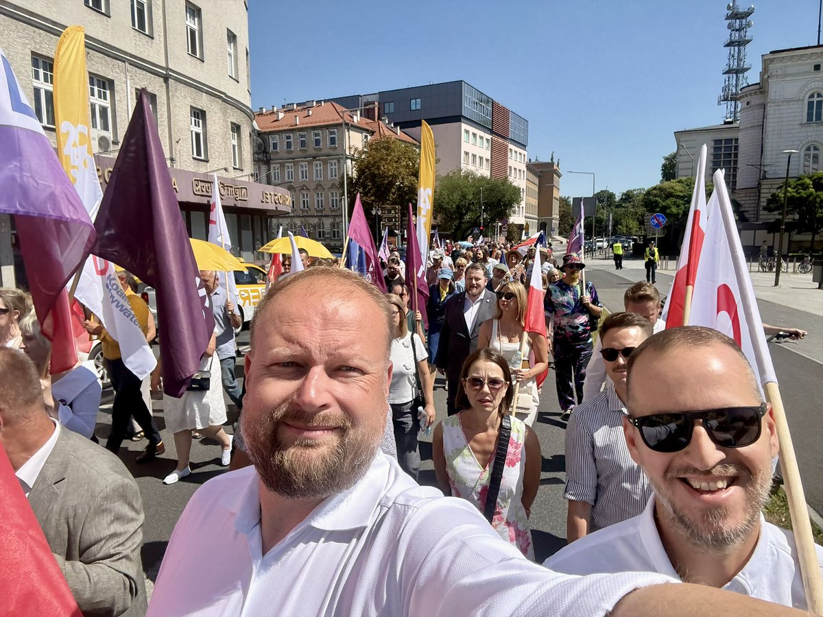 WZembaczynski's tweet photo. Marsz przeciwko przemocy wyszedł na symboliczny Plac Wolności w #Opole. Protestujemy przeciwko milczącej zgodzie Prezydenta na nakręcaną przez prawicę nagonkę na mniejszości, w tym ukraińską. To sprzeciw wobec agendy Kremla: siania podziałów i niepokojów społecznych. https://t.co/TgnehMNcwM