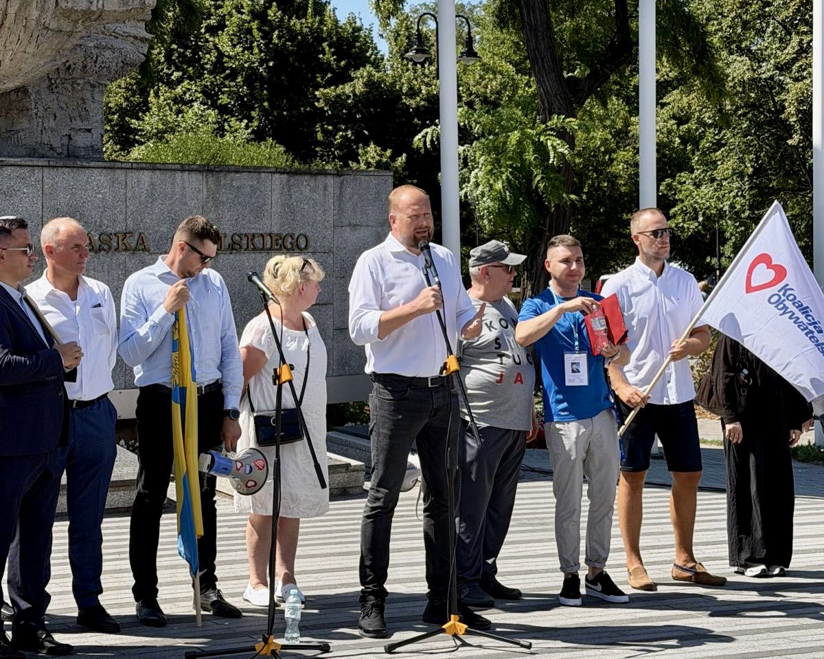 WZembaczynski's tweet photo. Marsz przeciwko przemocy wyszedł na symboliczny Plac Wolności w #Opole. Protestujemy przeciwko milczącej zgodzie Prezydenta na nakręcaną przez prawicę nagonkę na mniejszości, w tym ukraińską. To sprzeciw wobec agendy Kremla: siania podziałów i niepokojów społecznych. https://t.co/TgnehMNcwM