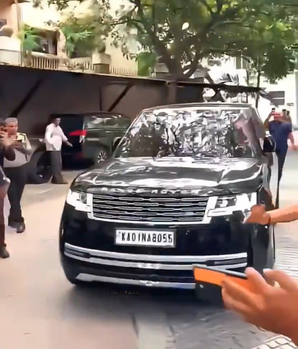 contistang's tweet photo. Cars seen at YASH Toxic trailer event 🔥
 
Range Rover AB (KA01NA8055)
2X Vellfire 😍 (KA19MQ9009 &amp; 24)
Defender (KA09ML3303)

#yashboss #yash #toxic #rangerover #defender #radhu https://t.co/JGf3aewKsm