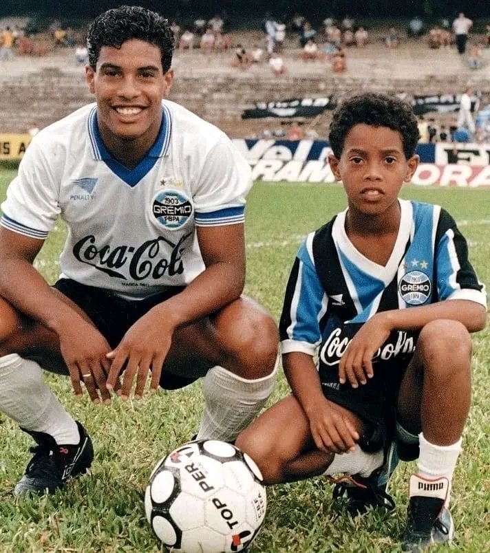 footycoverage90's tweet photo. 🚨 𝗡𝗘𝗪: Ronaldinho on Social Media:

“My father always believed in me, before I even understood what that meant. He always told me to be fearless, take players on, play beautiful football... have fun with the ball.

My father was a superhero. He worked all week and on weekends he would also work security at the Olímpico, just so he could be closer to football.

Today, I’m a father too, and I’m very happy for the family I have, for the examples I had at home and for the love of the sport that has always united us.

Happy Father’s Day to all fathers. To those by blood and those life put in our path to take care of us.” ❤️