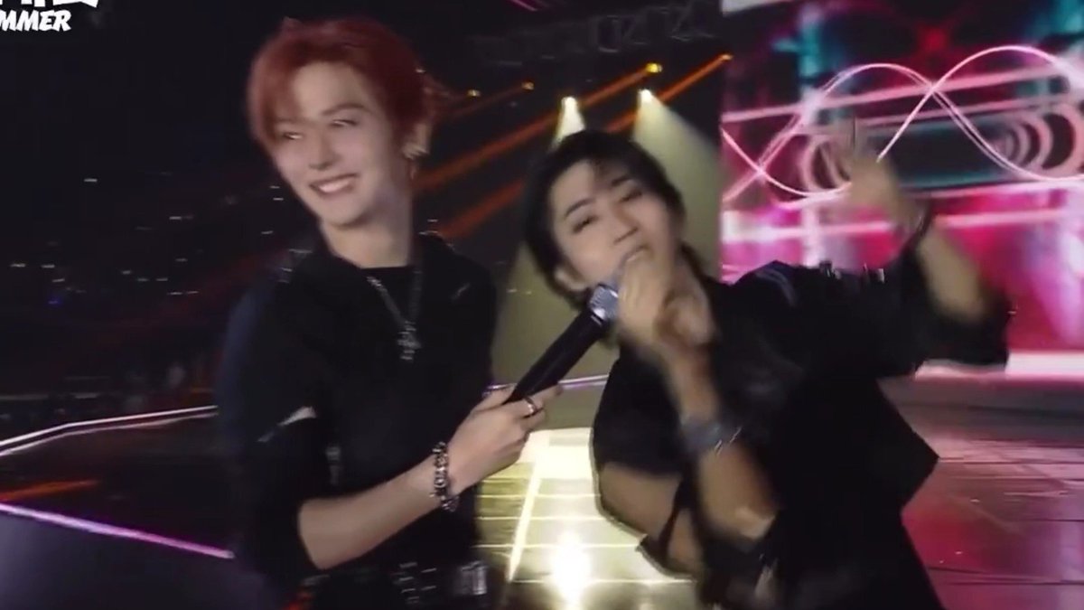smolsungies's tweet photo. GODDD LEEKNOW'S SMILE AFTER HE GOT HIS CHIN SCRATCHED BY HIS BF ON LIVE NATIONAL TELEVISION.... https://t.co/hfQa2NjT9b