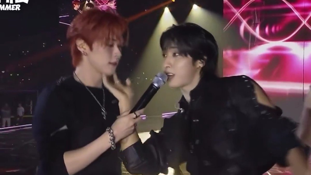 smolsungies's tweet photo. GODDD LEEKNOW'S SMILE AFTER HE GOT HIS CHIN SCRATCHED BY HIS BF ON LIVE NATIONAL TELEVISION.... https://t.co/hfQa2NjT9b