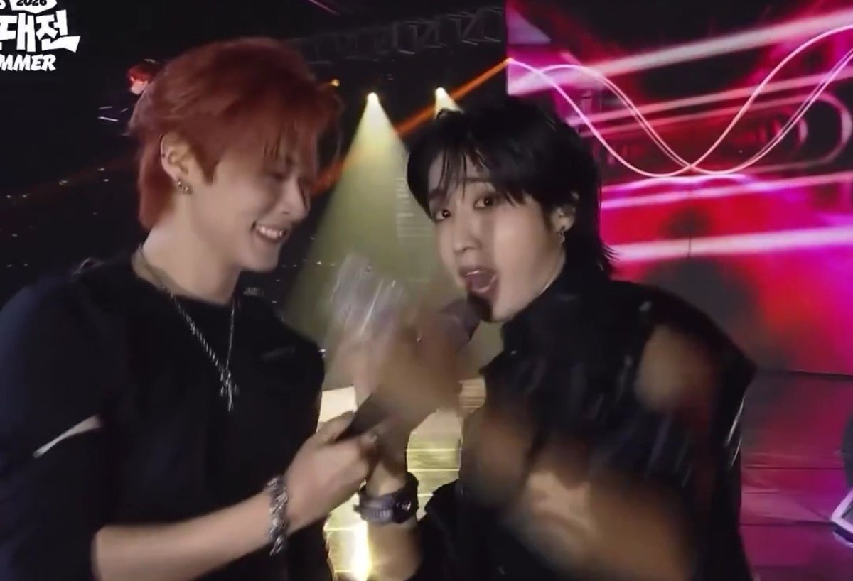 smolsungies's tweet photo. GODDD LEEKNOW'S SMILE AFTER HE GOT HIS CHIN SCRATCHED BY HIS BF ON LIVE NATIONAL TELEVISION.... https://t.co/hfQa2NjT9b