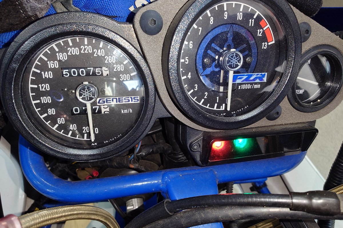 kazu1200_SR's tweet photo. 継続検査対策(謎)
① 検査用シートに交換
② オイルレベルランプが点灯しっぱなしになりがちなので対策
3GM-81950-10 YAMAHA FZR1000
4BH-8195A-00 YAMAHA GTS1000
この2つで動きが違うので交換対応
③ 通称『 プラスチック溶接機 』で各部補強しておきました
#FCOJ #YAMAHAバイク #FZR1000 https://t.co/0avBZcza54