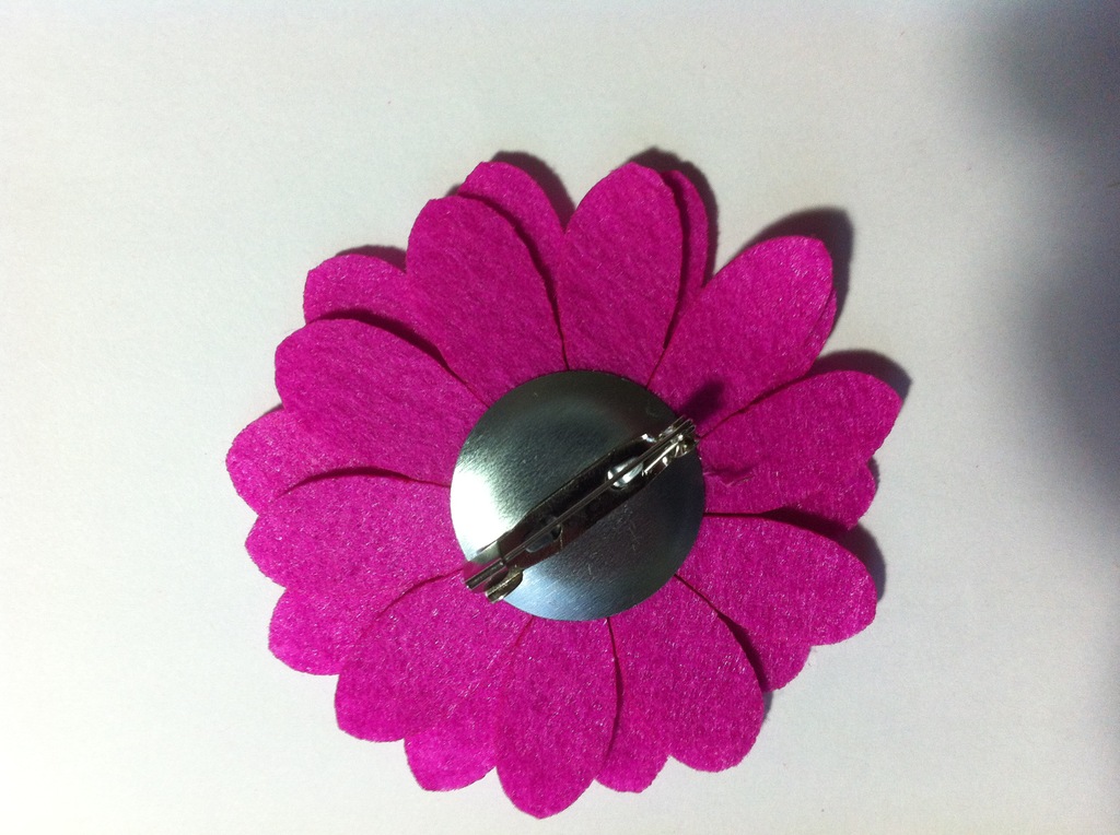 DavidRommel9's tweet photo. Got 30 mins spare Make these cute felt flower bookmarks! Perfect for book lovers, super easy, and uses only basic craft supplies. Tag a friend who needs one! https://t.co/hCmTOowFQy