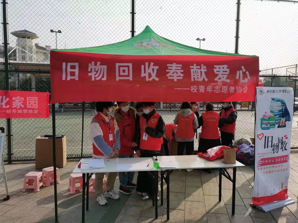 Rahulsa83056983's tweet photo. Spent the morning packing school supplies with local volunteers to send to rural kids! Small acts add up to big warmth  #VolunteerWork https://t.co/iC5OKx3Dv8