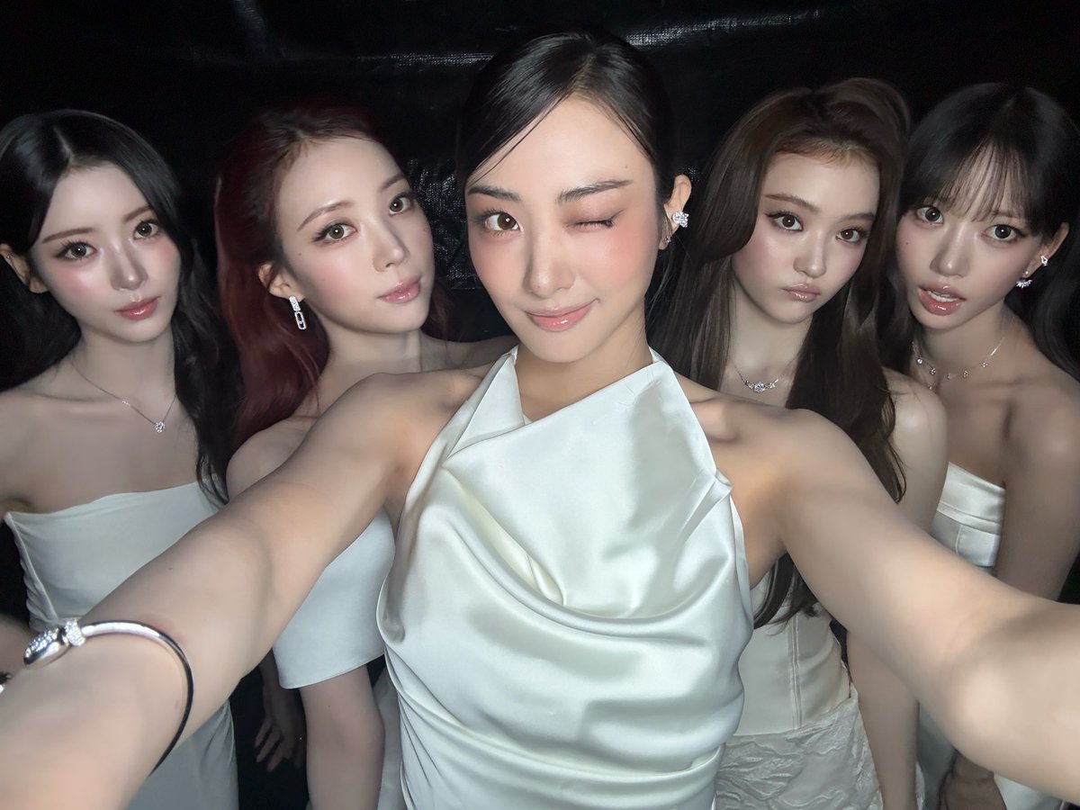 MEOVV_talk's tweet photo. [📸] 260809 #MENOVV

2026 SBS 가요대전 SUMMER BLUE CARPET 🤍🩵

#MEOVV #미야오 
#THEBLACKLABEL #더블랙레이블 https://t.co/LFpqcWAJT5